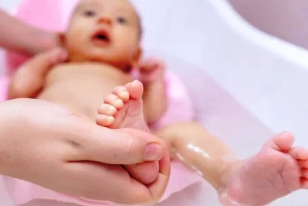 Перше купання новонародженого - правила та поради